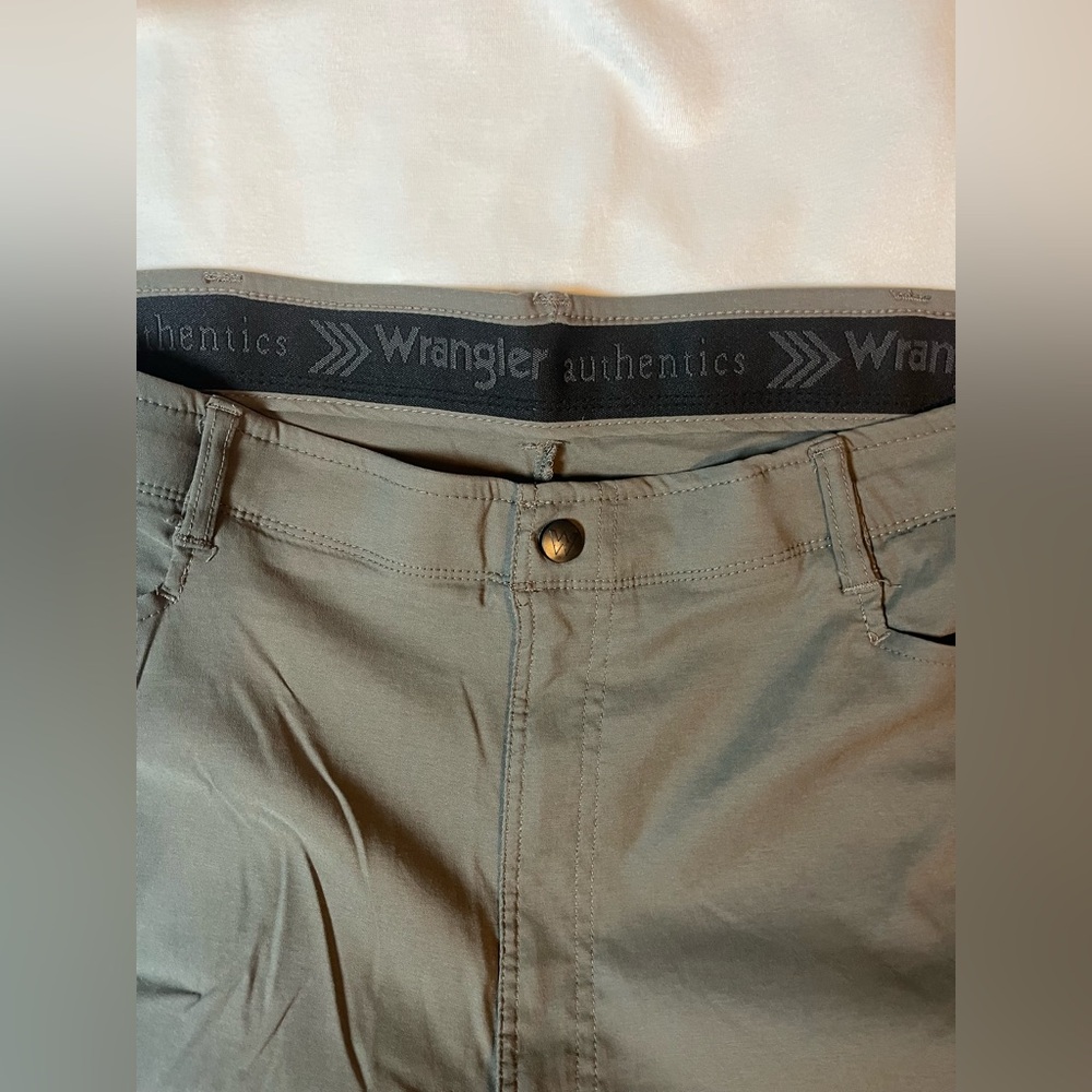Wrangler Authentics Outdoor / Hiking Shorts, Khaki (greenish) Stretch, Men's 42
